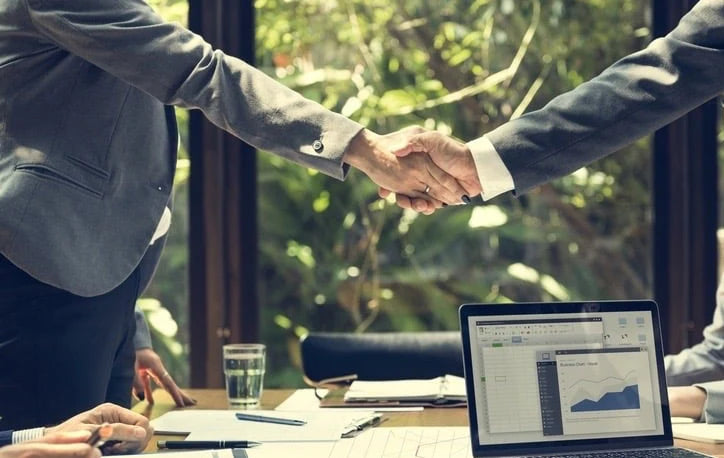 iFORWAY enterprise and B2B partnership scene. As a leader in 300W/170W high power output technology, iFORWAY provides global business partners with energy solutions featuring Stable Performance and Airline Approved safety. Our Ultra-Compact devices with PD 100W bidirectional fast charging ensure your team maintains peak productivity during business travel and corporate meetings worldwide.