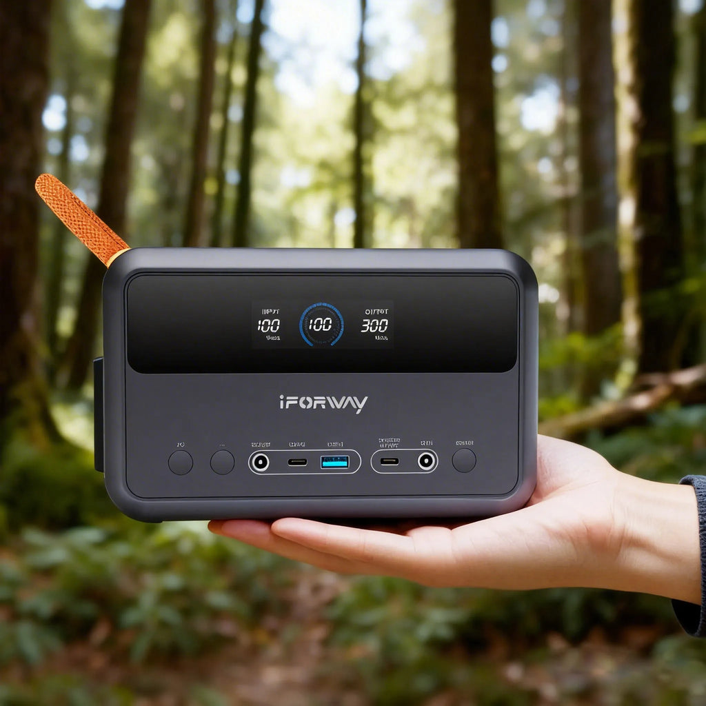 iFORWAY portable power station supporting integrated car charging and solar charging to eliminate outdoor power anxiety.